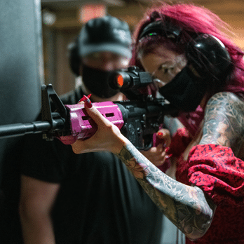woman shooting a pink m4 at the machine guns vegas firearm experience